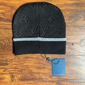 Black louis vittuon beanie 
Brand new! With tags
Dm for any questions!
Fast ship